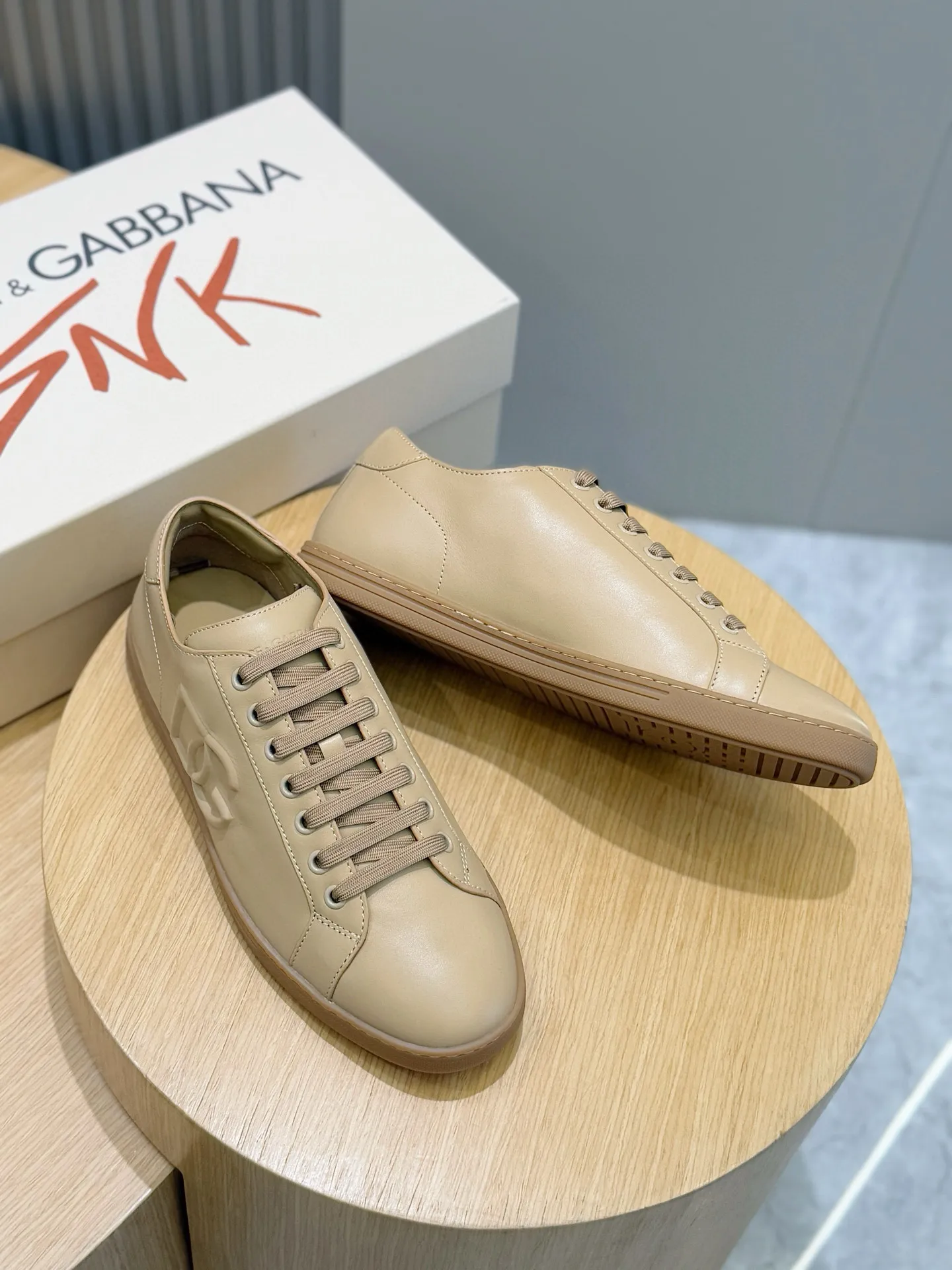 Men's Men's Shoes💰400 [New Style]🐏🐏DG men's calfskin sneakers Portofino Yacht shoes, simple and versatile design, unique saddle leather soles. The Dolce &G logo rear wing is the icing on the cake. Imported cowhide + rubber outsole Size: 39-44 (customized at 38.45)